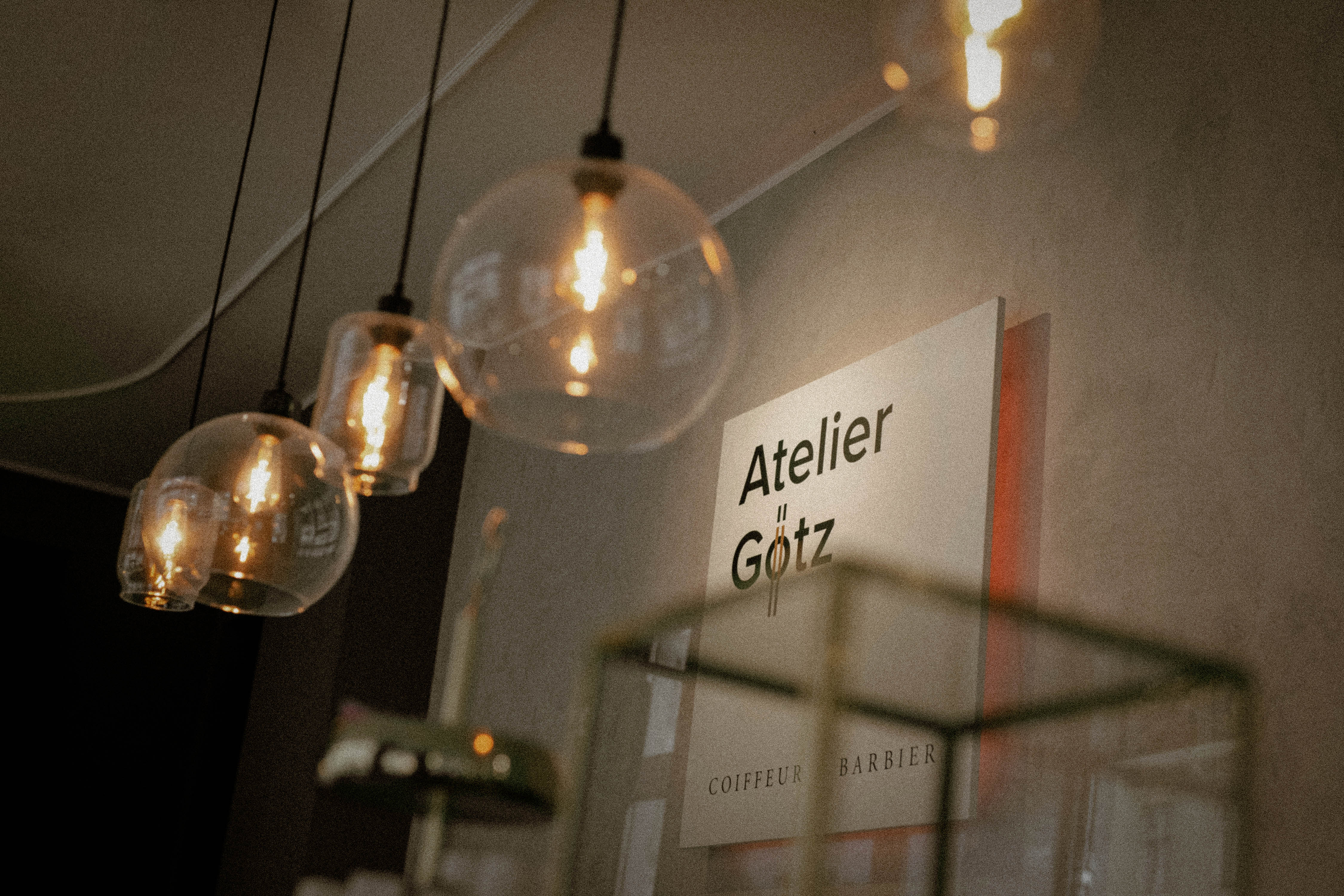 Moderne Glühlampen mit Schild Atelier Götz im Hintergrund