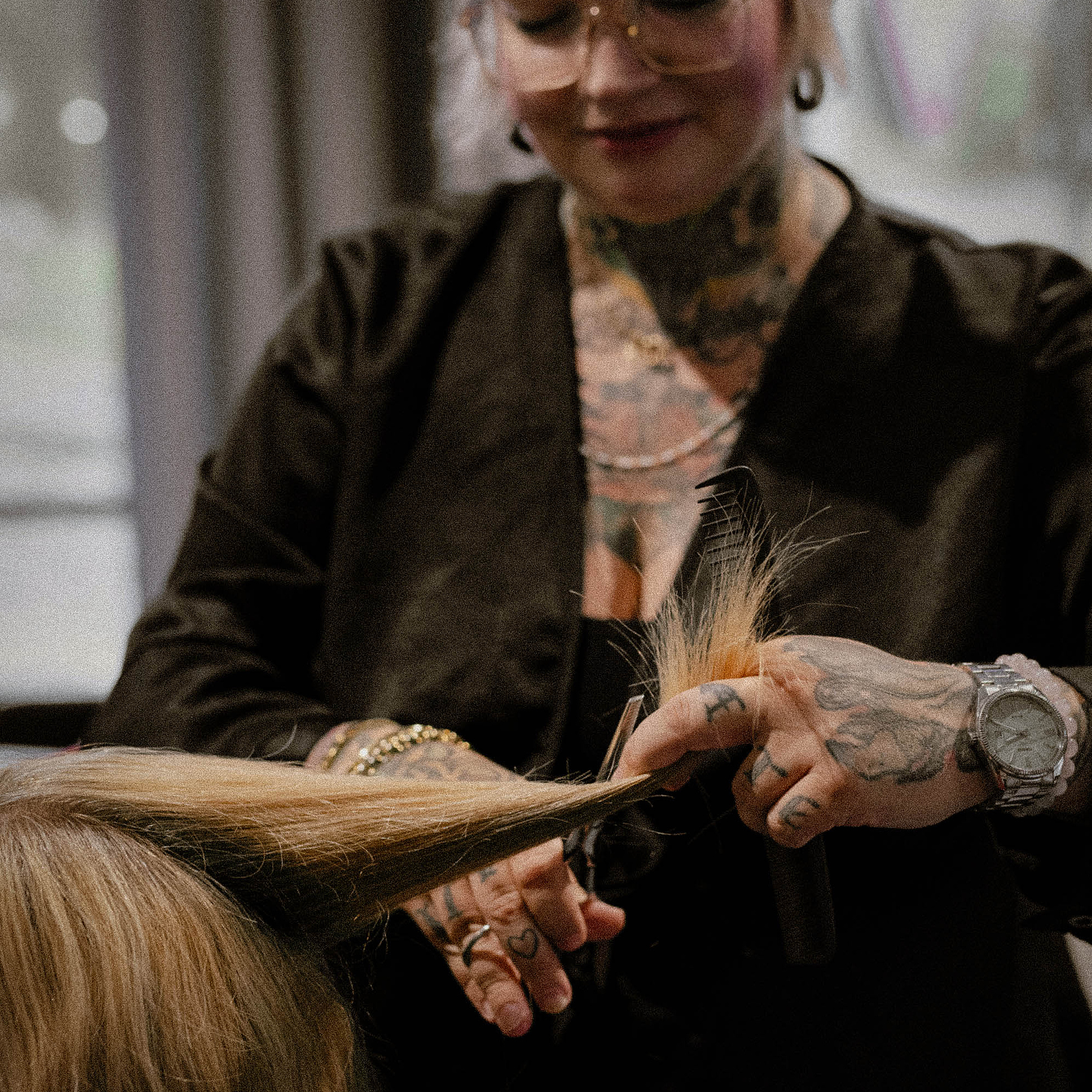 Einer Frau werden die Haare geschnitten